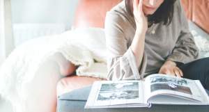 Femme qui regarde un livre photo personnalisé