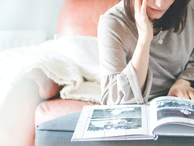 Femme qui regarde un livre photo personnalisé